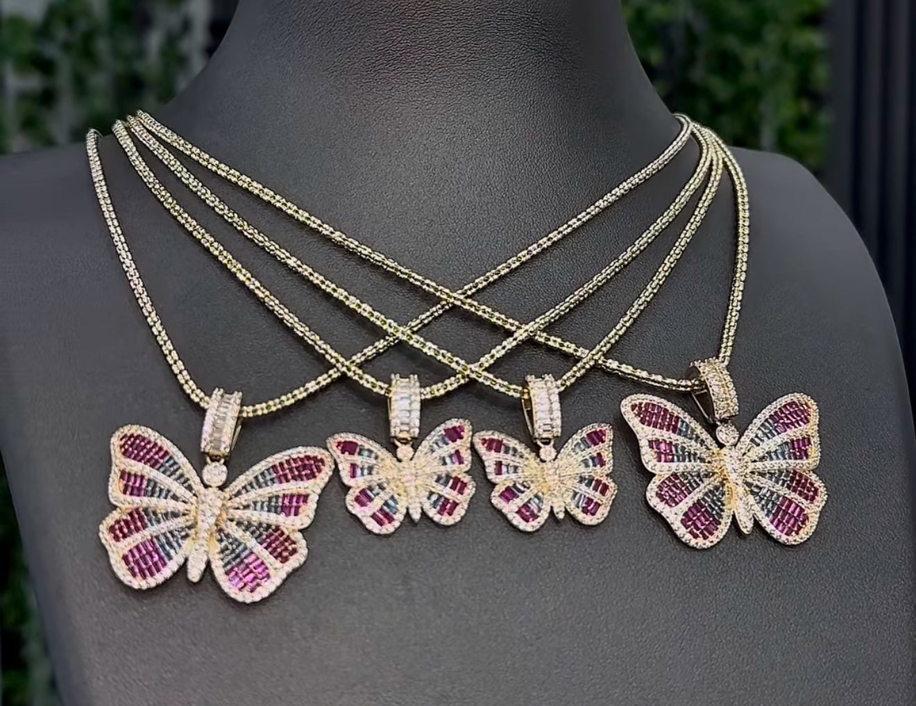 14k Moon Ice Con Medalla de Mariposa