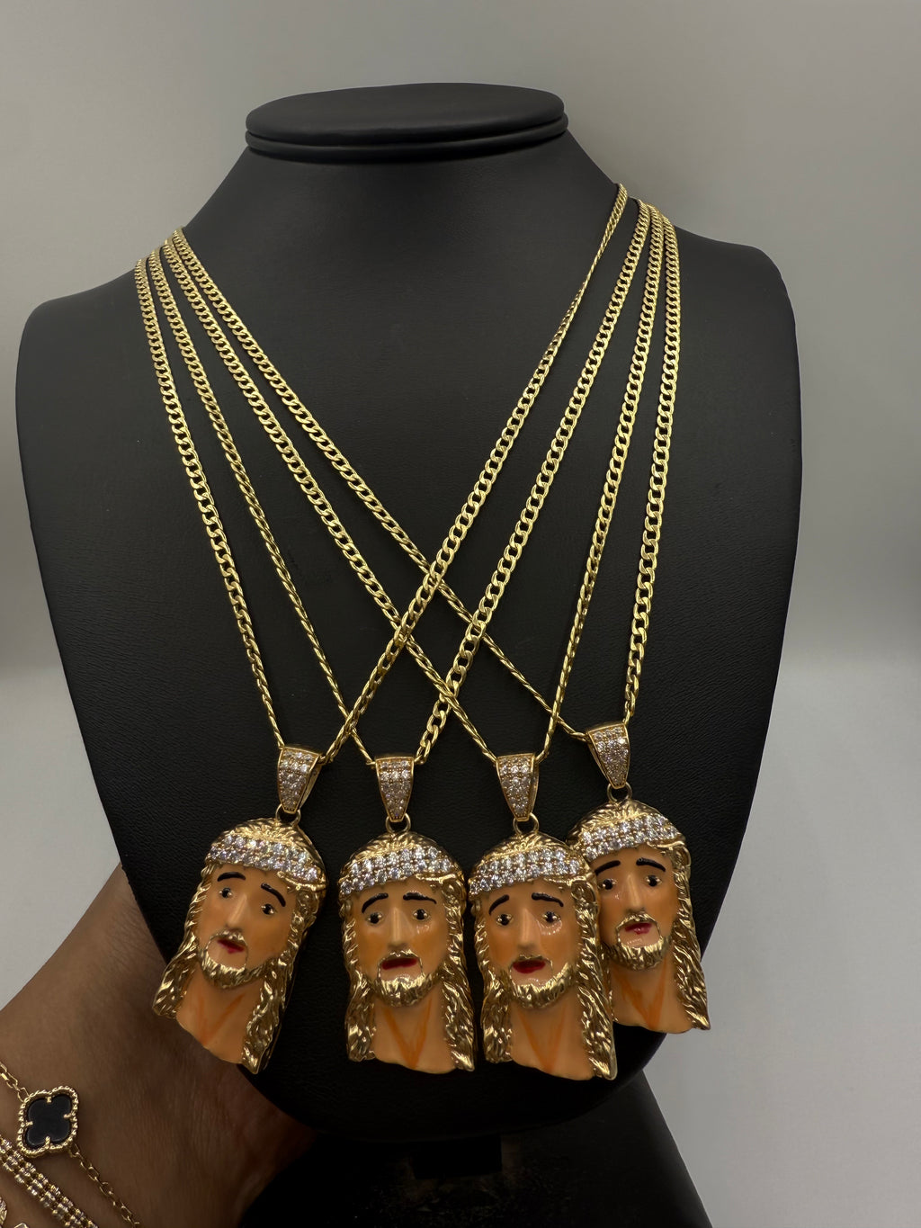 14k Cubana con Medalla de Cristo